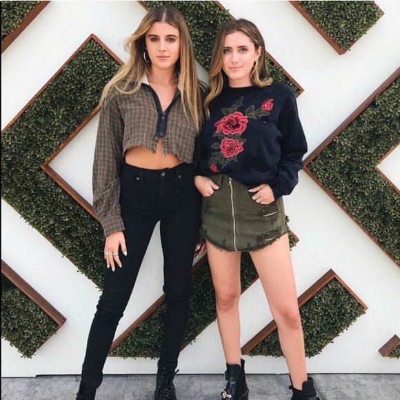 NEW 🎈LF Flower Appliqué distressed sweatshirt - Picture 3 of 6